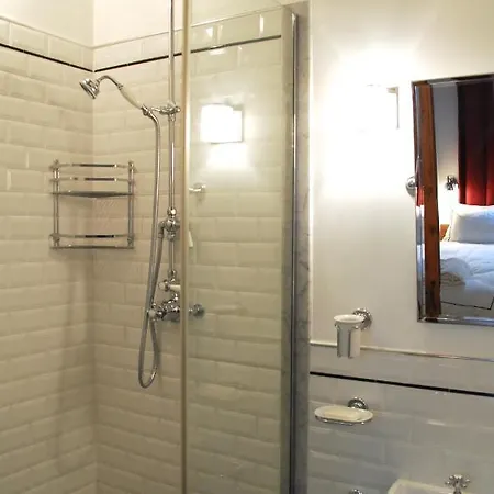 아파트 Fully Renovated Very Quiet Charming 2bed/2bath Flat In The Marais Sleeps Up To 4 *