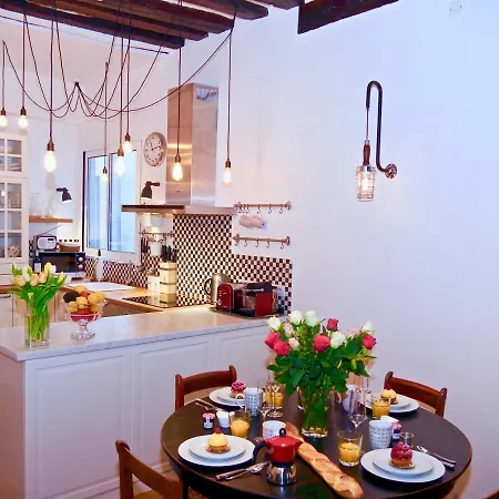 Fully Renovated Very Quiet Charming 2bed/2bath Flat In The Marais Sleeps Up To 4 *