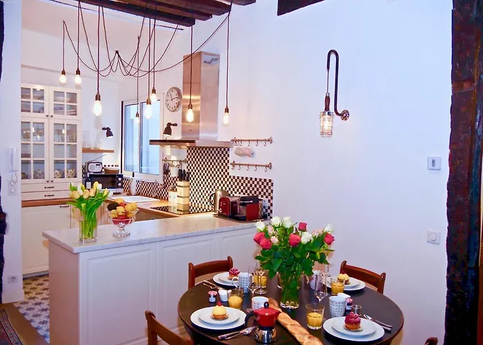 Fully Renovated Very Quiet Charming 2bed/2bath Flat In The Marais Sleeps Up To 4 *