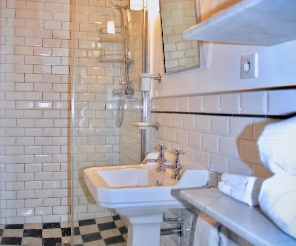 Fully Renovated Very Quiet Charming 2bed/2bath Flat In The Marais Sleeps Up To 4 * París