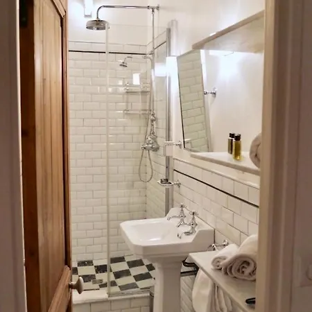 Fully Renovated Very Quiet Charming 2bed/2bath Flat In The Marais Sleeps Up To 4 Апартаменты