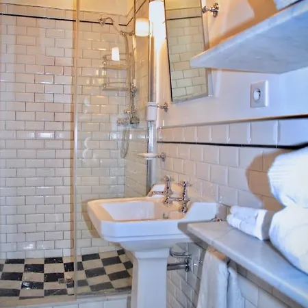 Fully Renovated Very Quiet Charming 2bed/2bath Flat In The Marais Sleeps Up To 4 * Париж